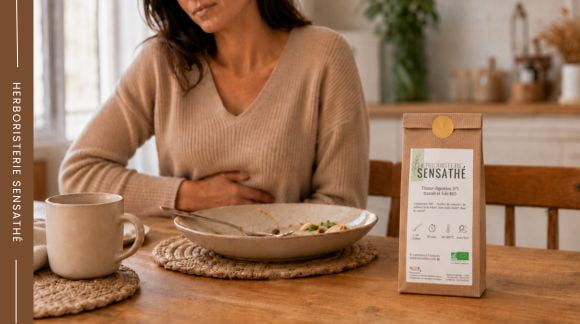 Femme souffrant de maux de ventre,  en cas d'intolérance alimentaire, après un repas avec une tisane digestive - Herboristerie Sensathé